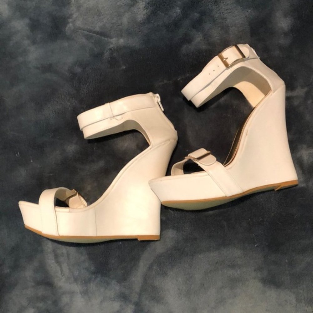 NWOB Liliana Cream Stacked Sandals - Picture 3 of 8